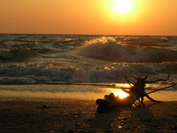 استراحت در کنار ساحل آرام port burwell east beach