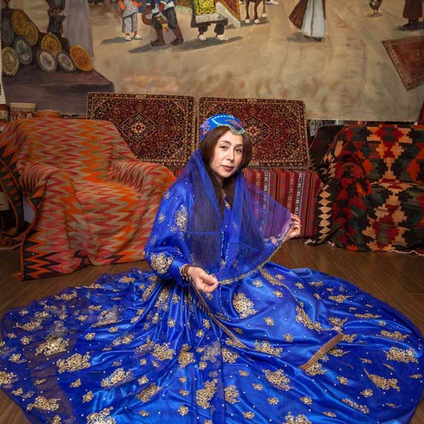 آزاده جزایری طراح و دوزنده لباس سنتی ایرانی