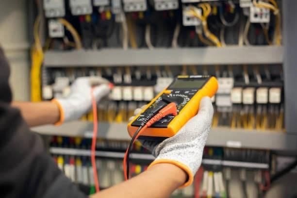 برقکار ساختمانی، تجاری، و صنعتی Electrician