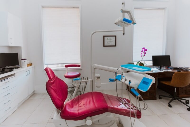 کلینیک دندان پزشکی اسمایل پوینت | Dentist Oakville, Smile Point Dental